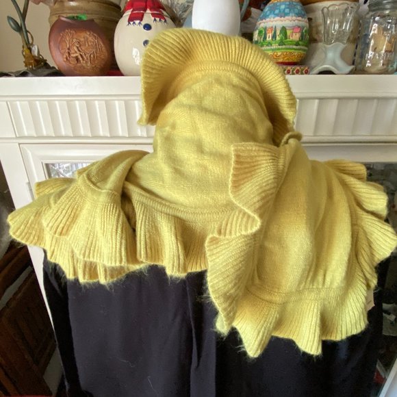 NWT~Collection eighteen Ruffled Knit Scarf - Picture 5 of 10